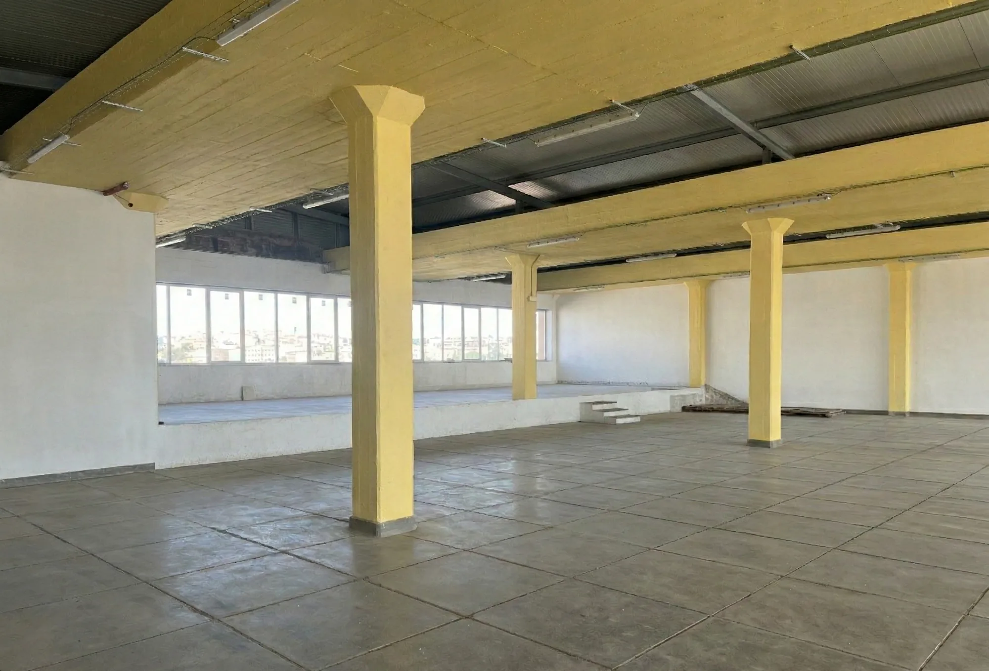 Armazém antes da instalação de escritórios